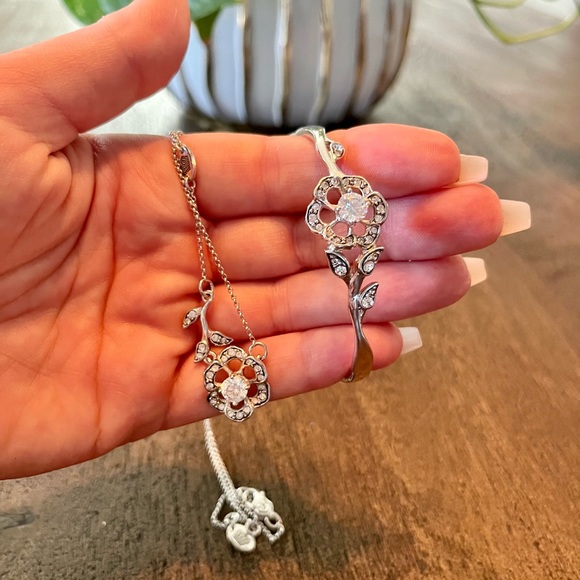 Juicy Couture Necklace & Bracelet Set - Picture 4 of 13